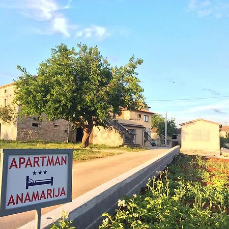 Anamarija פורץ